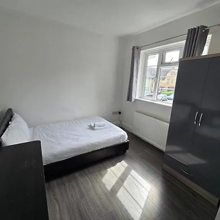 Limehouse En-Suite With Garden View